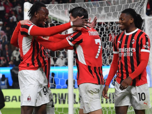 AC Milán po senzační otočce v milánském derby slaví zisk superpoháru