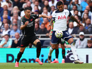 Kinského čeká v Premier League křest ohněm na Arsenalu. Forest chce zaskočit Liverpool