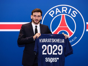 Khvicha Kvaratskhelia je hráčem PSG. Dostal pětkrát vyšší plat než v Neapoli