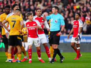 Slavný rozhodčí Michael Oliver čelí výhružkám a urážkám po zápase Arsenalu s Wolves, policie zahájila vyšetřování