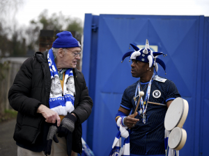 Bizár po zápase Chelsea: Fanoušek dostal kraťasy od Fernándeze a ihned si k nim přičichl