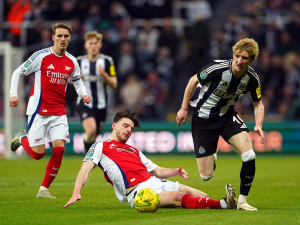 Arsenal končí v Carabao Cupu. Jeho chyby využil Newcastle k postupu do Wembley