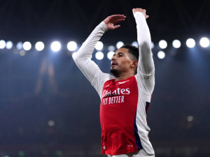 Z hrdiny je najednou nulou: William Saliba je pod palbou kritiky po vyřazení Arsenalu z Carabao Cupu