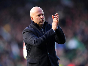 Liverpool půjde do zápasu s Wolverhamptonem bez trenéra. Kdo nahradí Arne Slota?