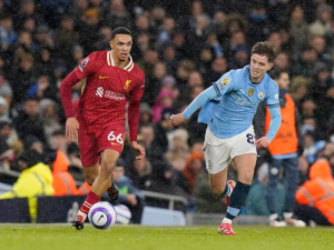 Real Madrid si je jistý příchodem Trenta Alexander-Arnolda z Liverpoolu, Arne Slot se snaží obránce přesvědčit o setrvání