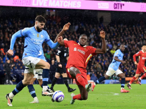 Real Madrid a Paris Saint-Germain má zájem o stopera Liverpoolu, ten spekulace nevyvrátil