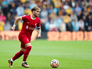 Záložník Harvey Elliot prý bude muset přemýšlet o odchodu z Liverpoolu, trápí ho nedostatek herního času
