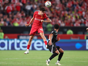 Že by Liverpool nakonec nepotřeboval podepisovat nového stopera? Trenér Arne Slot možná našel náhradu za Van Dijka přímo v kádru týmu