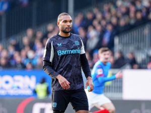 Přestoupí Jonathan Tah z Bayeru Leverkusen do Barcelony? Podle nové zprávy katalánský klub preferuje spíše udržení Ronalda Arauja