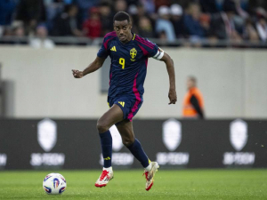 Alexander Isak údajně má zájem o přestup do Barcelony, ta ale letos v létě útočníka podepsat nechce