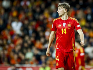 Chelsea se zapojila do boje o Deana Huijsena a údajně nabízí stoperovi vyšší plat než Real Madrid, ten bude chtít stopera podepsat už toto léto