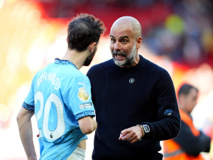 Fanoušci Manchesteru United postrádají úroveň, říká Guardiola
