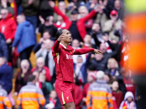 Virgil van Dijk prodloužil smlouvu s Liverpoolem a ukončil přestupové spekulace, podepsat ho údajně chtělo PSG a Chelsea