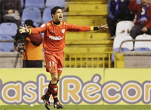 Deportivo doma podlehlo Seville, dramatické derby vítěze nemělo