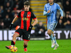 Liverpool jde po novém obránci na levý kraj. Již zahájil jednání s Bournemouthem