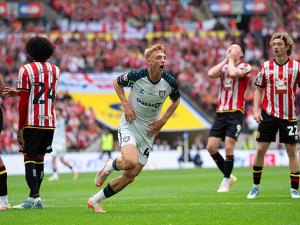 Sunderland se vrací do Premier League. Sheffield postup ztratil v páté minutě nastavení ránou 19letého odchovance 