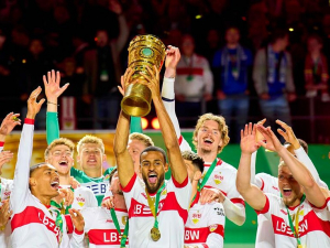 Stuttgart slaví velkou trofej po 16 letech. Ve finále poháru zastavil pohádkovou jízdu Bielefeldu a zahraje si evropské poháry