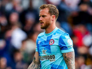 Bayer Leverkusen má nového gólmana. V Brentfordu Flekkena nahradí brankář Liverpoolu