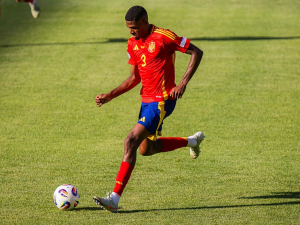 Arsenal jedná s Valencií o podpisu mladého stopera. Gabriel se Salibou se musí mít na pozoru