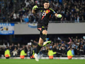 V Premier League probíhá boj o Emiliana Martíneze: Který klub se připojil k Manchesteru United v závodě o argentinského brankáře?
