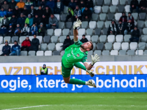 Cesc Fábregas chce do Coma českého brankáře. Pustí Hradec Králové Zadražila?