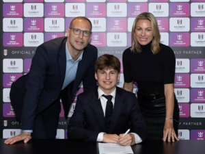 Syn Petra Čecha podepsal první profesionální smlouvu s týmem z Premier League. Se kterým?