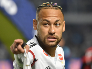 Neymar zuří! Po další prohře Santosu vtrhl k tribuně a hádal se s fanouškem