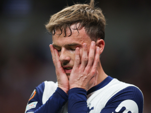 Šok pro Tottenham: James Maddison má přetržený vaz a přijde téměř o celou sezónu