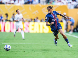 Liverpool má vážný zájem o hvězdu PSG Bradleyho Barclonu. Jaký postoj má ale hráč?