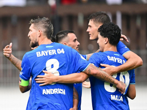 Patrik Schick zařídil Bayeru Leverkusen první výhru v sezóně. Trpaslík ze čtvrté ligy v poháru dostal 4 góly 