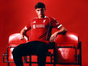 Liverpool představil novou posilu zrovna včas. Na Anfield Road podepsal mladičký italský stoper