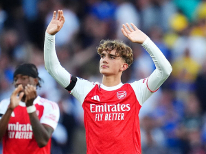 Arsenal světu poprvé předvedl svou největší mladou zbraň. Debut se 15letému Dowmanovi povedl