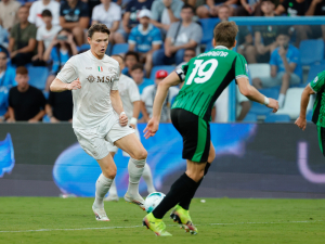 Přestupové spekulace: McTominay chce přivést svého bývalého spoluhráče z Manchesteru do Neapole. Spurs se nevzdává a hledá posily 