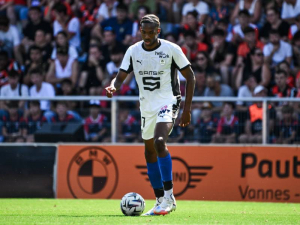 Mladý stoper z Rennes zaujal fotbalový svět: Zájem o něj má Real Madrid, Arsenal a Saúdská Arábie