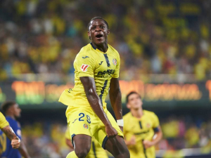 Barcelona je spojována s kamerunským útočníkem z Villarrealu. Stál by ji 10 milionů eur