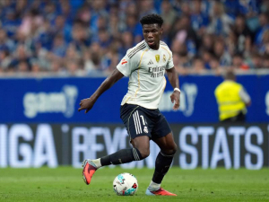 Nejmenovaný tým z Premier League nabídl obří peníze za Tchouameniho z Realu Madrid. Jak odpověděl španělský tým?