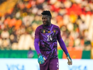 Bizár v Kamerunu: Brankář André Onana se po prohře s Kapverdami dostal do potyčky s fanouškem