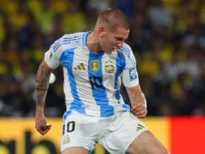Nový dědic čísla 10: Mastantuono předběhl Maradonu, přebírá Messiho dres