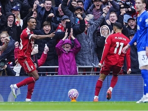 Liverpool zvládl první městské derby s Evertonem. Opět zářil nezastavitelný Gravenberch