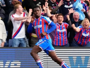 Fanoušci Arsenalu oslavují úspěšného střelce Crystal Palace. Svůj bývalý klub příblížil lídrovi
