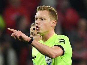 Belgický bizár: Zápas Standardu Lutych a Royalu Antverpy ukončil kelímek