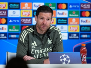 Přestupové spekulace: Alonso chce hvězdu Juventusu za každou cenu