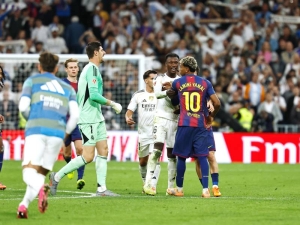 Bitka na konci El Clásica: Hráč Realu Madrid dostal červenou kartu, rozhodčí rozdal dalších šest žlutých