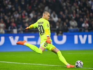 To má být náhrada za Donnarummu? Fanoušci PSG se bouří proti Chevalierovi