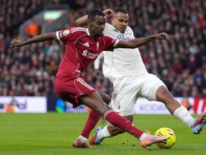 Nejdražší hráč Premier League se v Liverpoolu trápí. Může za Isakovu krizi Slot?