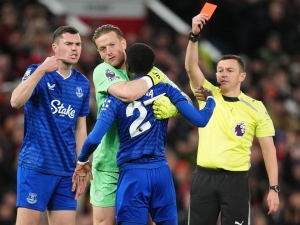Šílenost – Gueye vyloučen za facku spoluhráči. Moyes: Vlastně se mi to líbí