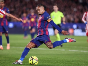 Barcelona ve šlágru La Ligy porazila Atlético Madrid, a udrží se tak na čele ligové tabulky. Výhru však kazí zranění Olma