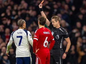 Xavi Simons se omlouvá Virgilu van Dijkovi. V Tottenhamu se nadále trápí