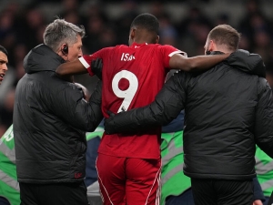 Velký problém pro Liverpool: Alexander Isak si odnesl ze zápasu se Spurs zlomenou nohu