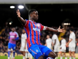Přestupové spekulace: Barcelona vzdává boj o Marca Guehiho z Crystal Palace